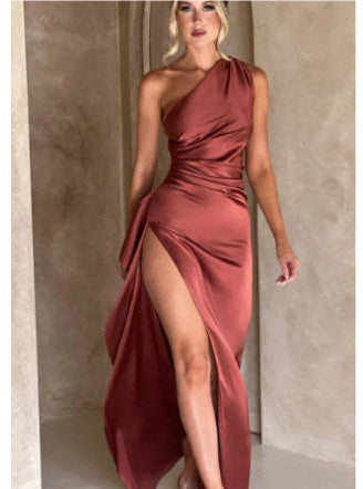 Robe Satinée Élégante à Épaule Dénudée et Fente – Séduction d’Été