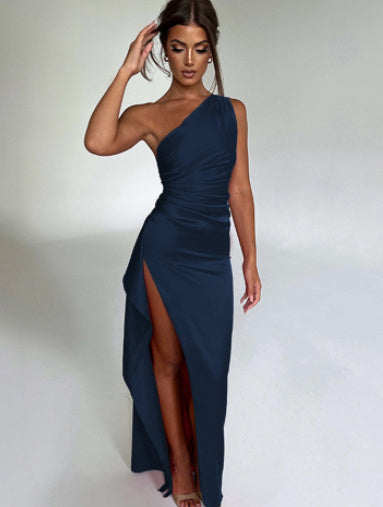 Robe Satinée Élégante à Épaule Dénudée et Fente – Séduction d’Été