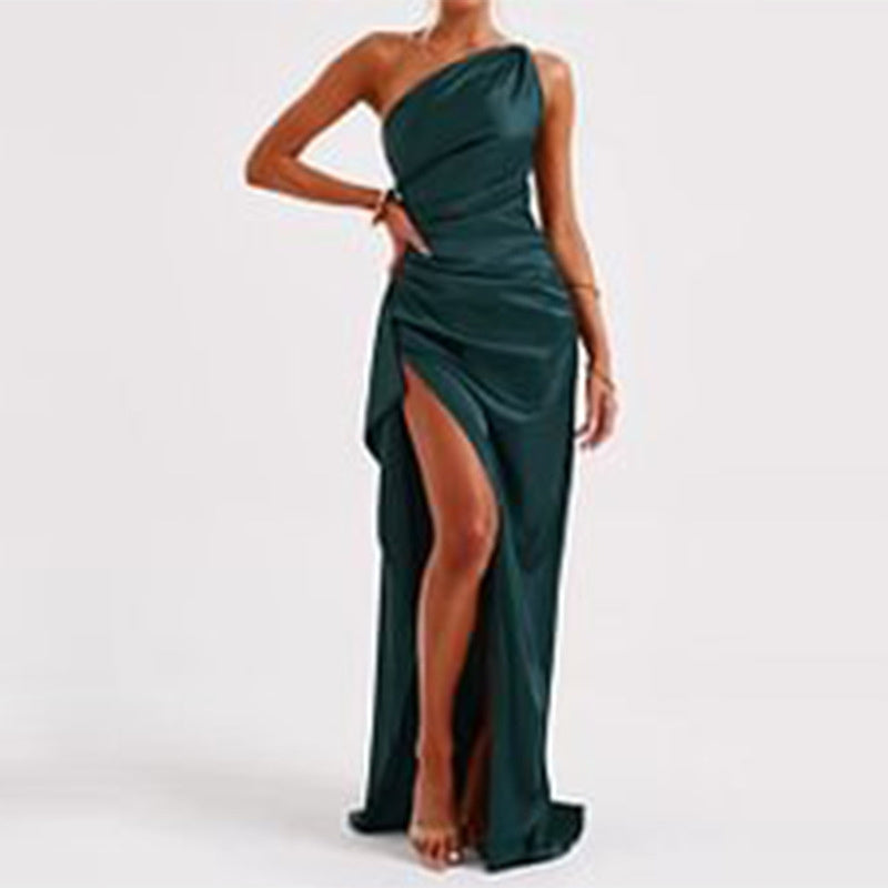 Robe Satinée Élégante à Épaule Dénudée et Fente – Séduction d’Été